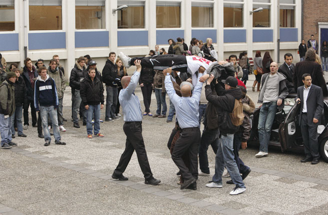 Aernout Mik, Schoolyard. 2009.Two-channel video installation (color, silent), looped. <br class=
